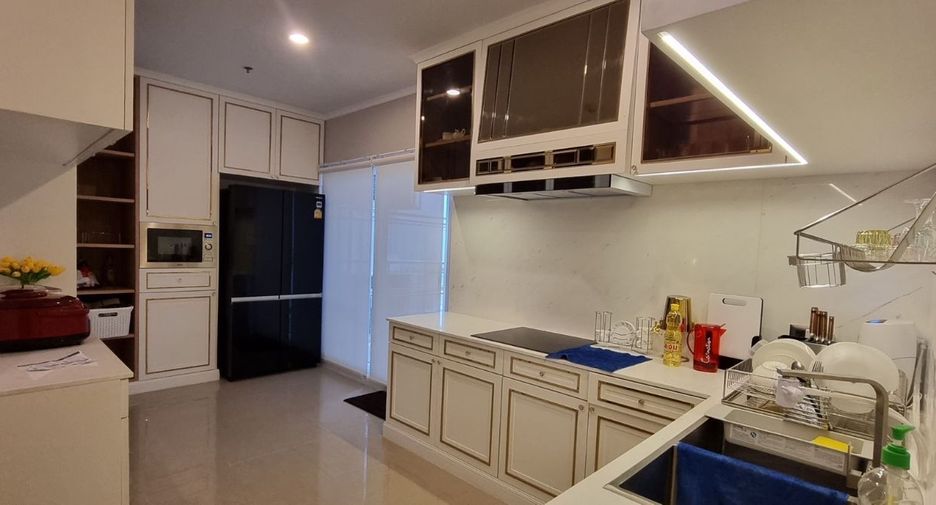 For rent 4 bedrooms condo in Huai Khwang, Bangkok