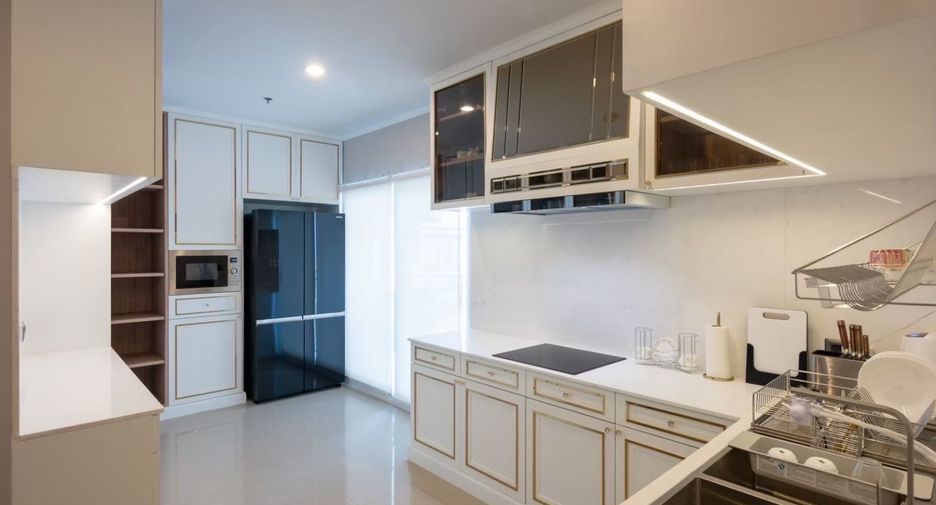 For rent 4 bedrooms condo in Huai Khwang, Bangkok