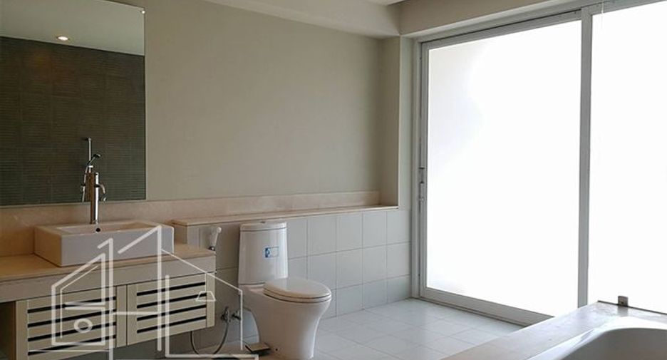 For rent 3 bedrooms condo in Watthana, Bangkok