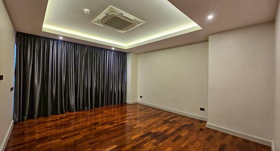 For rent 4 bedrooms condo in Watthana, Bangkok