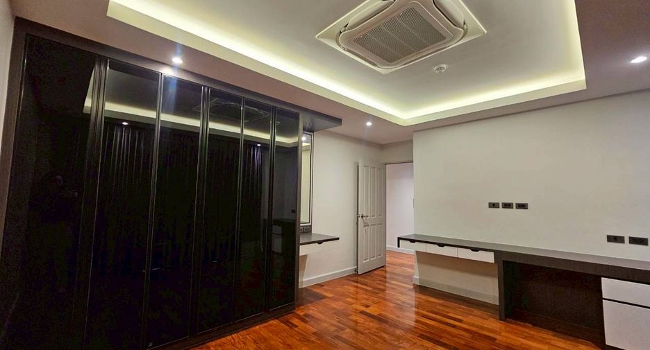 For rent 4 bedrooms condo in Watthana, Bangkok