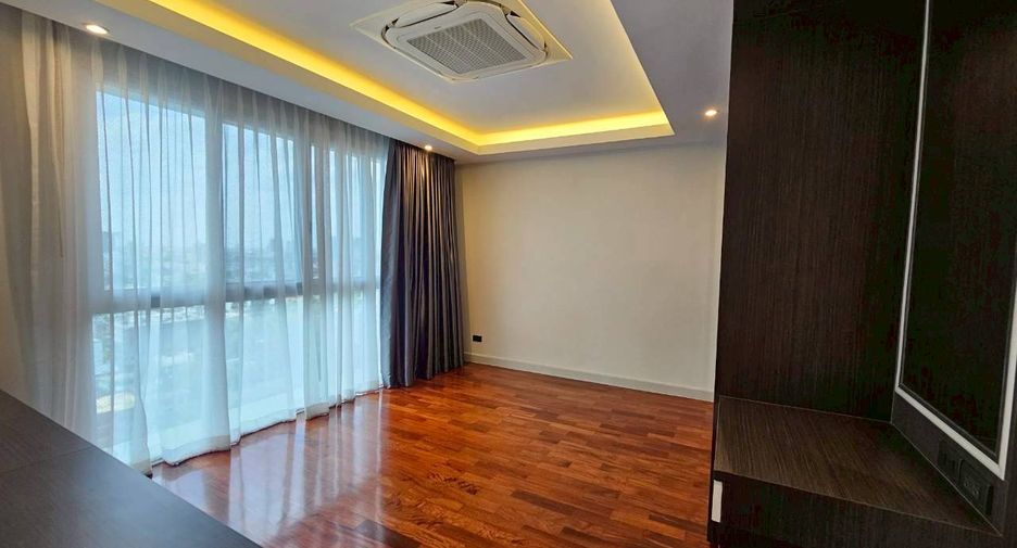 For rent 4 bedrooms condo in Watthana, Bangkok