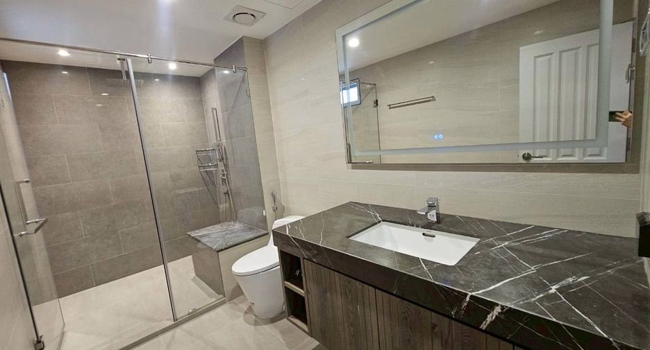 For rent 4 bedrooms condo in Watthana, Bangkok