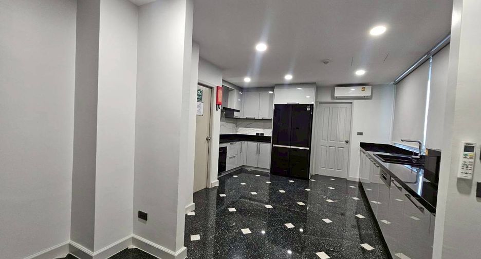 For rent 4 bedrooms condo in Watthana, Bangkok