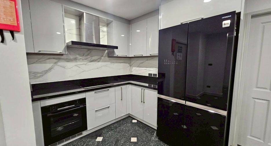 For rent 4 bedrooms condo in Watthana, Bangkok