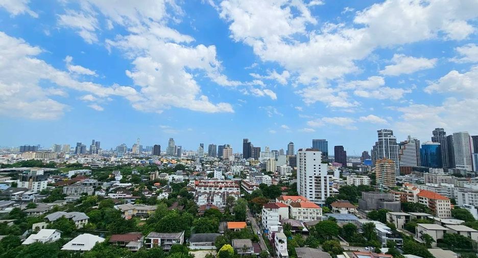 For rent 4 bedrooms condo in Watthana, Bangkok