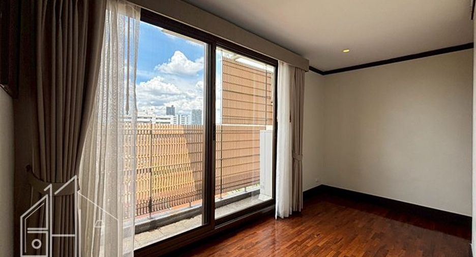 For rent 3 bedrooms condo in Watthana, Bangkok