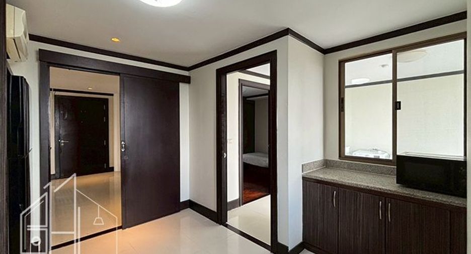 For rent 3 bedrooms condo in Watthana, Bangkok
