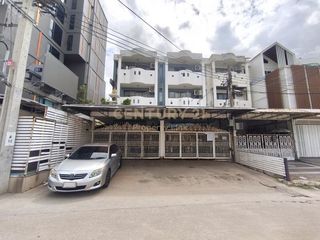 Gewerbefläche zum Kauf mit 4 Zimmer in Din Daeng, Bangkok