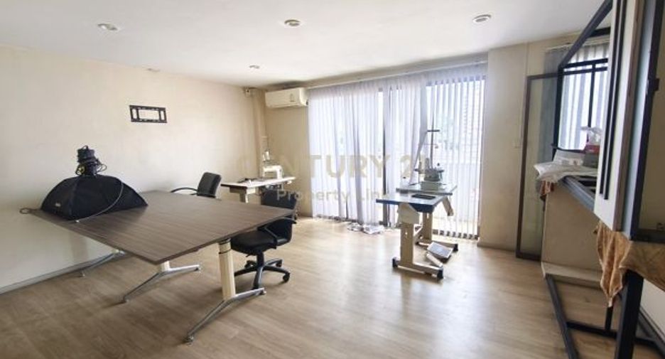 Gewerbefläche zum Kauf mit 4 Zimmer in Din Daeng, Bangkok