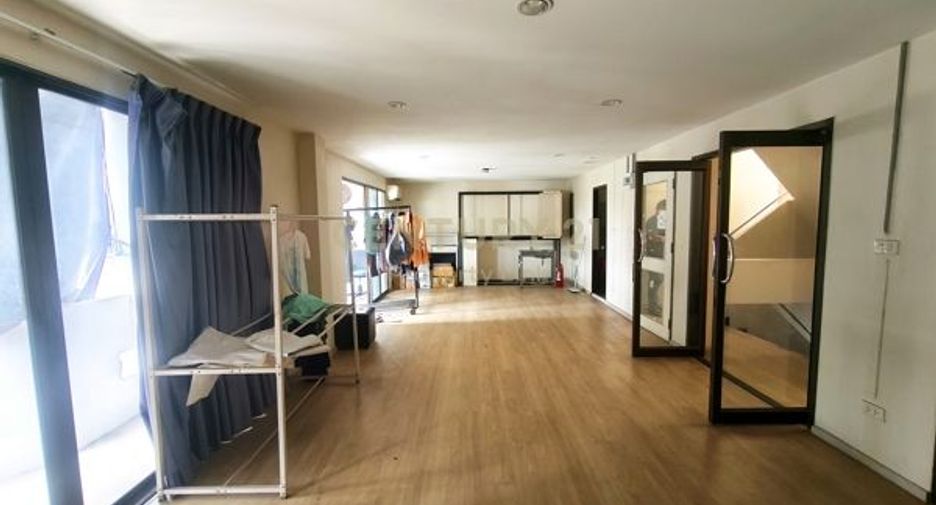 Gewerbefläche zum Kauf mit 4 Zimmer in Din Daeng, Bangkok