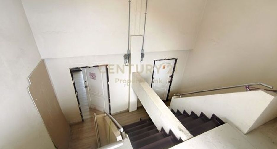 Gewerbefläche zum Kauf mit 4 Zimmer in Din Daeng, Bangkok