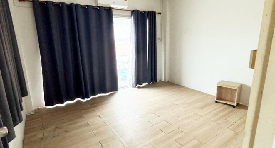 For sale 3 bedrooms retail Space in Bang Bo, Samut Prakan