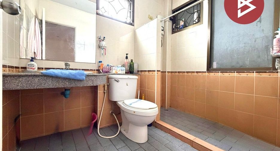 Casa adosada en venta de 3 habitaciones en Thung Khru, Bangkok