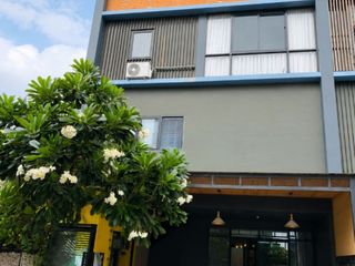 Casa adosada en venta de 3 habitaciones en Pak Kret, Nonthaburi