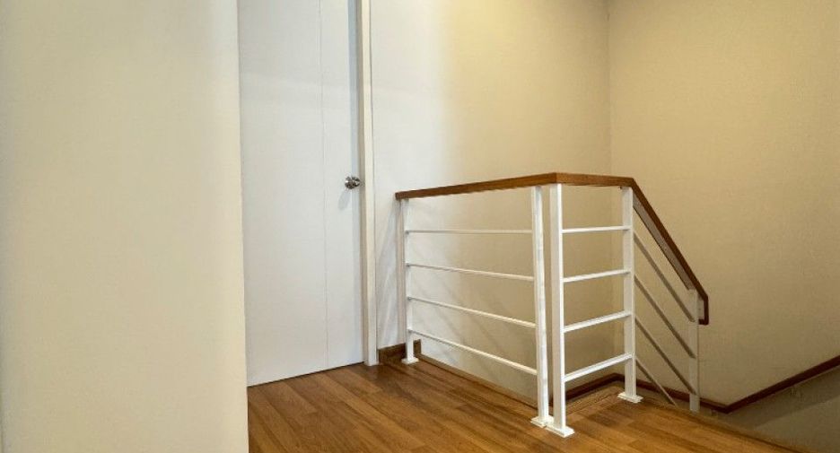 Casa adosada en venta de 3 habitaciones en Lat Krabang, Bangkok