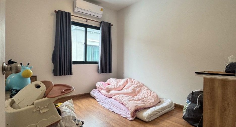 Casa adosada en venta de 3 habitaciones en Lat Krabang, Bangkok