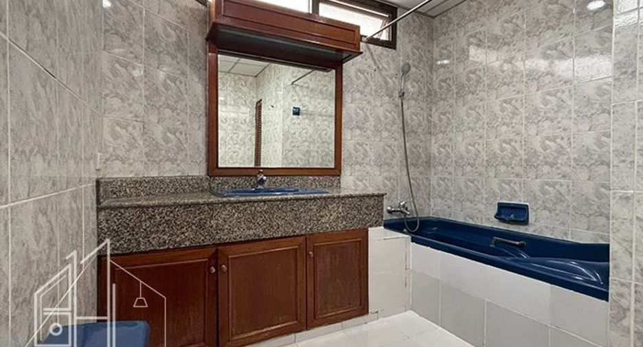 For rent 3 bedrooms condo in Watthana, Bangkok