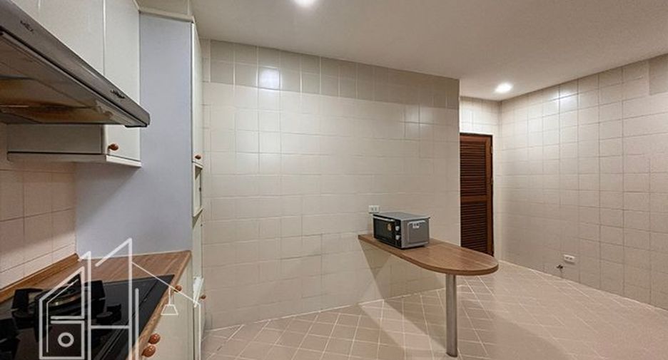 For rent 3 bedrooms apartment in Watthana, Bangkok