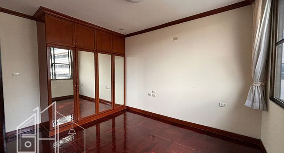 For rent 3 bedrooms apartment in Watthana, Bangkok