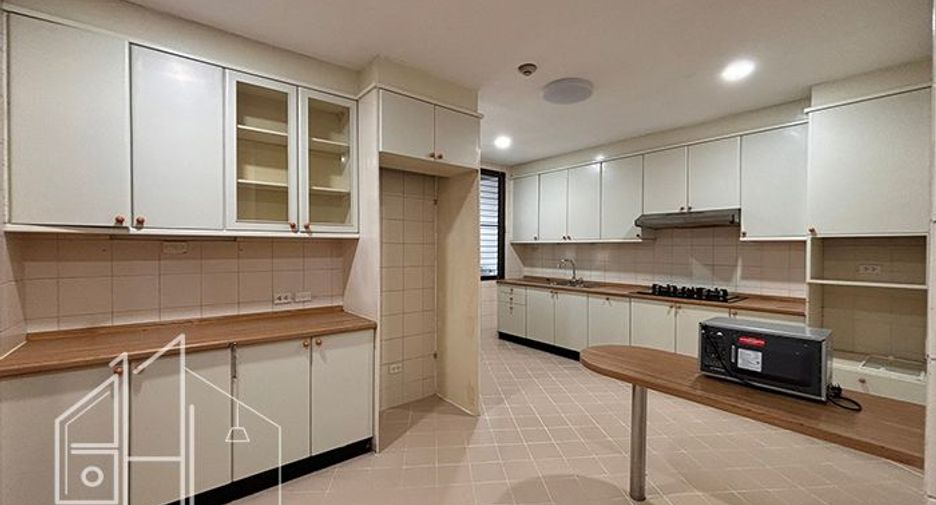 For rent 3 bedrooms apartment in Watthana, Bangkok