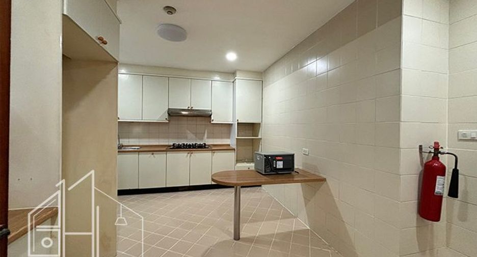 For rent 3 bedrooms apartment in Watthana, Bangkok