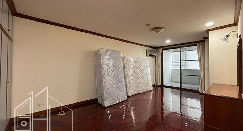 For rent 3 bedrooms apartment in Watthana, Bangkok