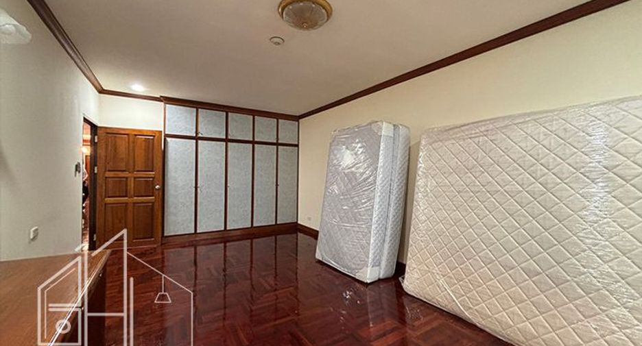 For rent 3 bedrooms apartment in Watthana, Bangkok