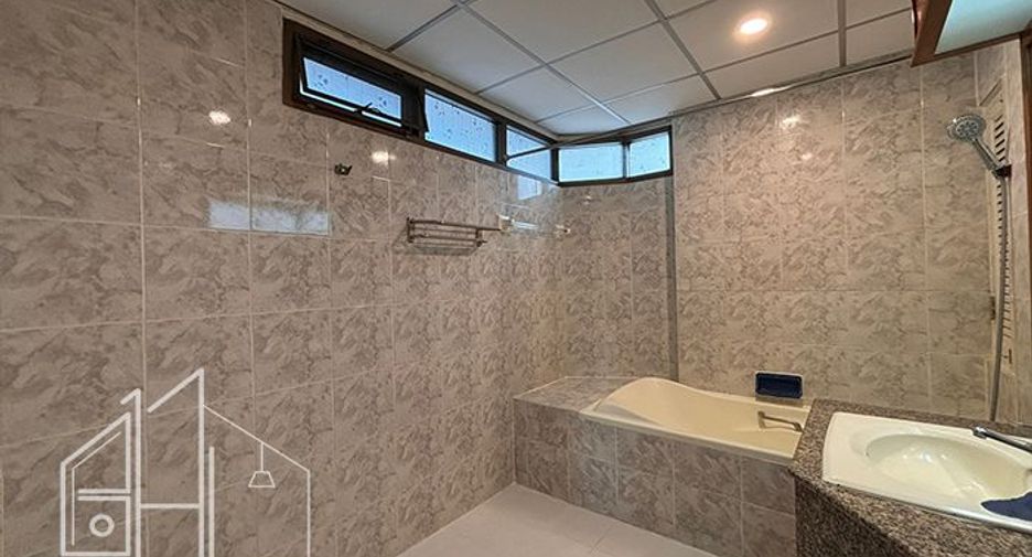 For rent 3 bedrooms apartment in Watthana, Bangkok