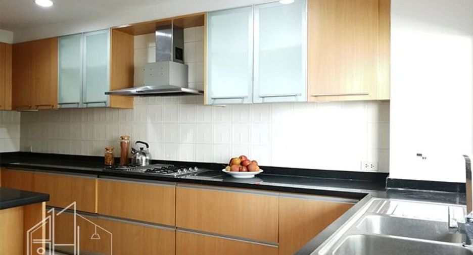 Condo en alquiler de 3 habitaciones en Watthana, Bangkok