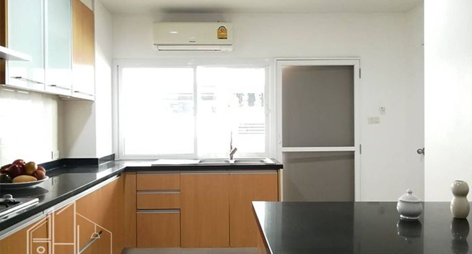Condo en alquiler de 3 habitaciones en Watthana, Bangkok