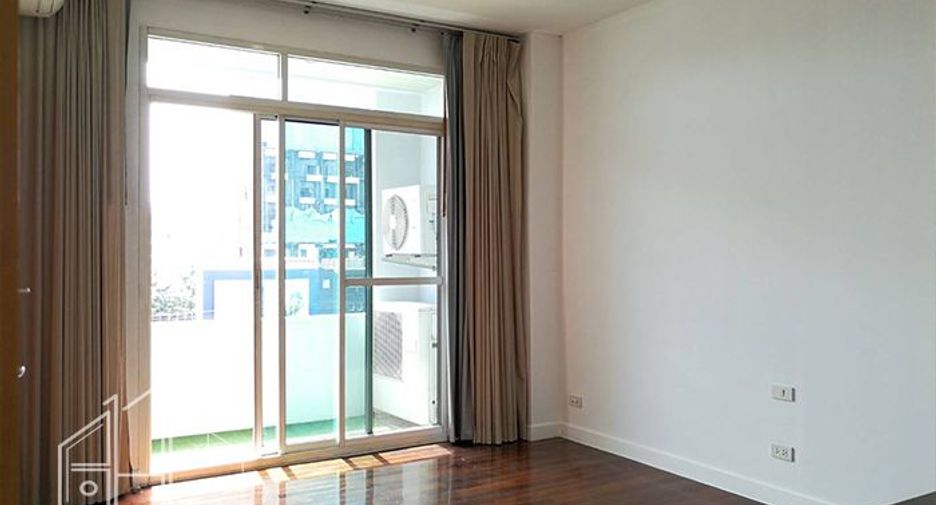 For rent 4 bedrooms apartment in Watthana, Bangkok