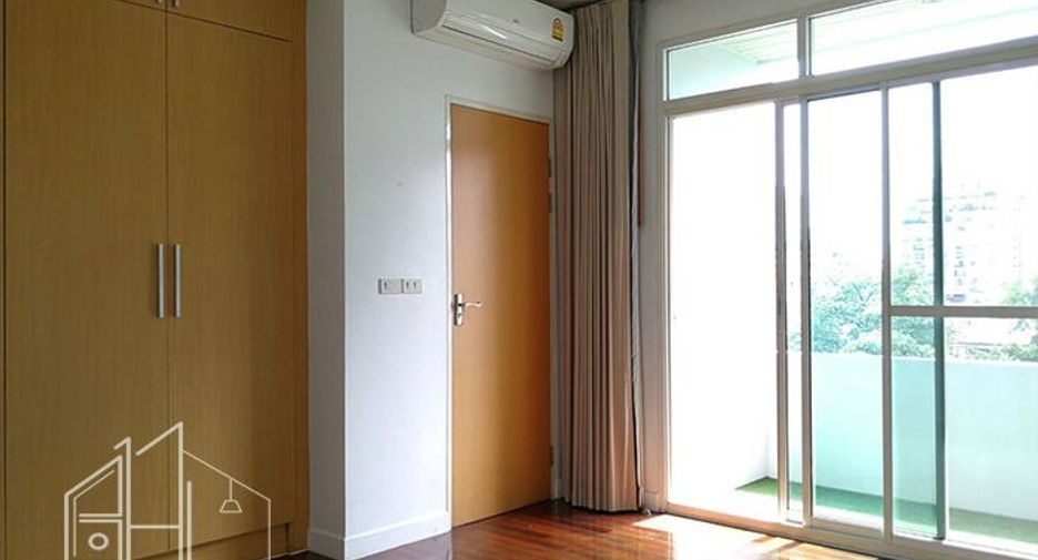 For rent 4 bedrooms apartment in Watthana, Bangkok
