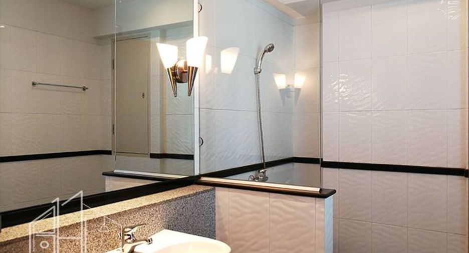 For rent 4 bedrooms apartment in Watthana, Bangkok