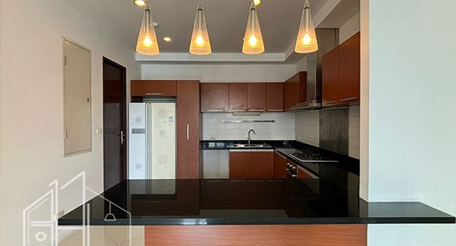 For rent 4 bedrooms condo in Watthana, Bangkok