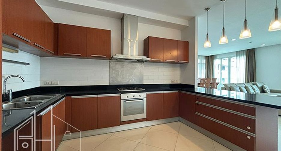 For rent 4 bedrooms condo in Watthana, Bangkok