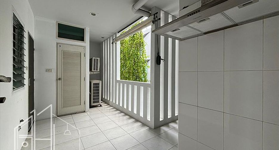 For rent 4 bedrooms condo in Watthana, Bangkok