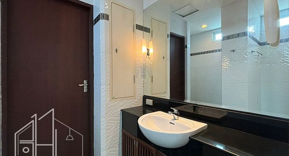 For rent 4 bedrooms condo in Watthana, Bangkok