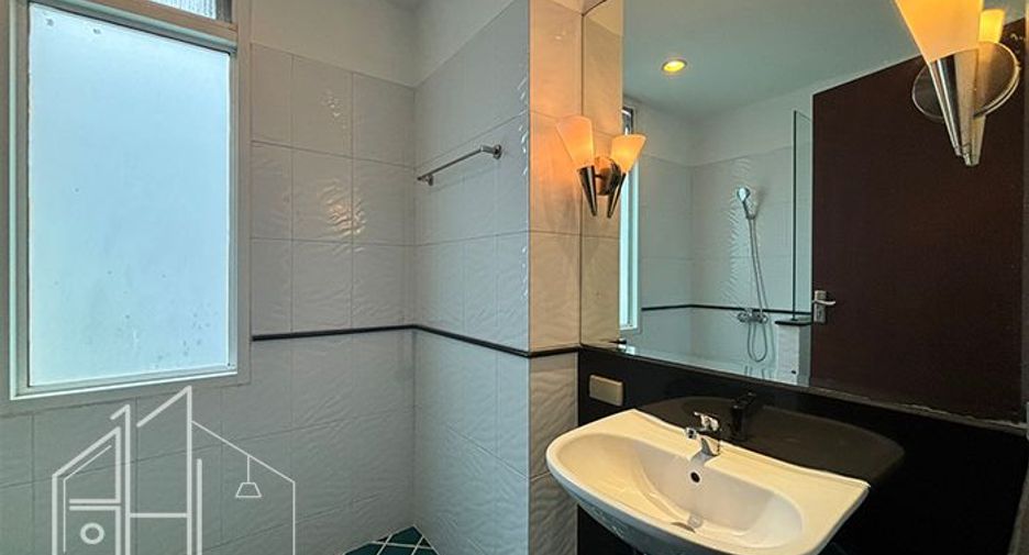 For rent 4 bedrooms condo in Watthana, Bangkok
