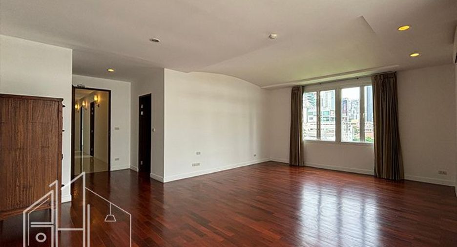 For rent 4 bedrooms condo in Watthana, Bangkok