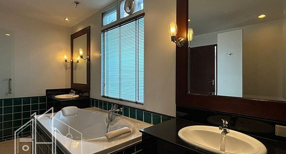 For rent 4 bedrooms condo in Watthana, Bangkok