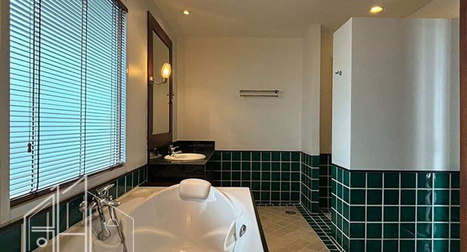 For rent 4 bedrooms condo in Watthana, Bangkok