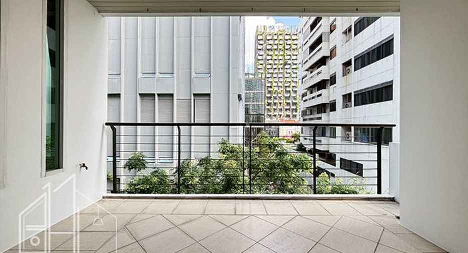 For rent 4 bedrooms apartment in Watthana, Bangkok