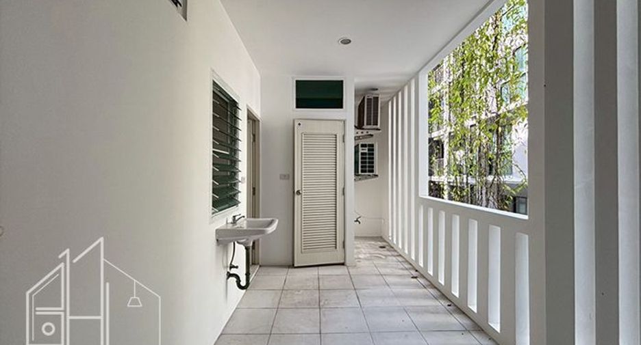 For rent 4 bedrooms apartment in Watthana, Bangkok