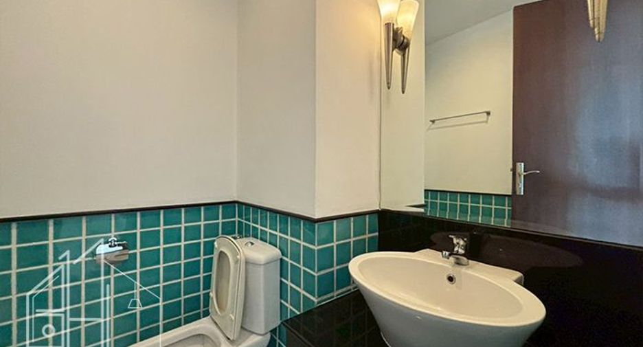 For rent 4 bedrooms apartment in Watthana, Bangkok