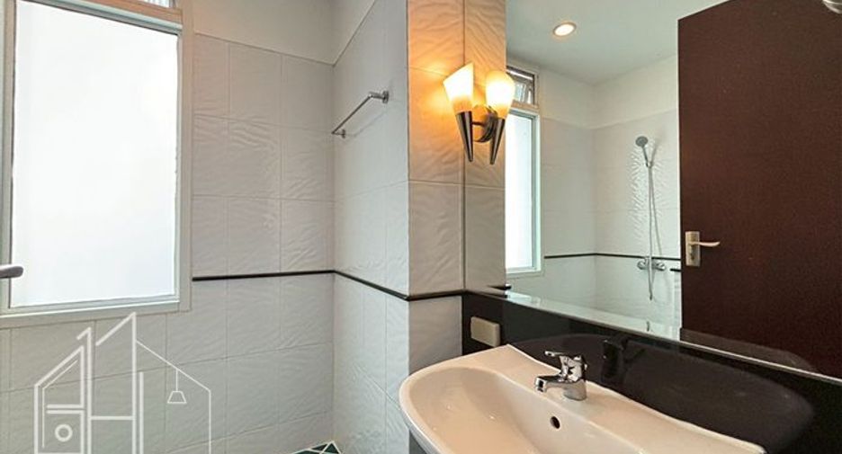 For rent 4 bedrooms apartment in Watthana, Bangkok