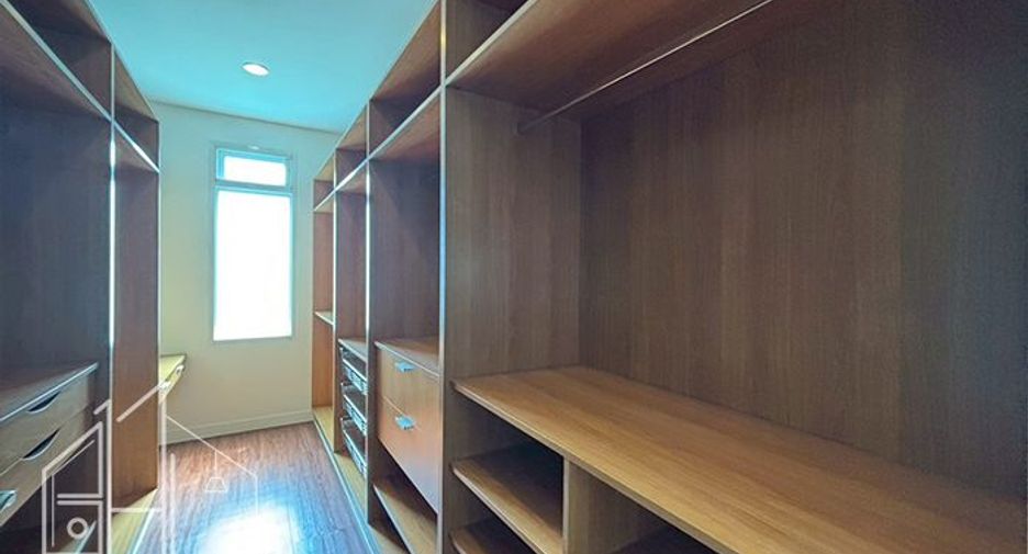 For rent 4 bedrooms apartment in Watthana, Bangkok