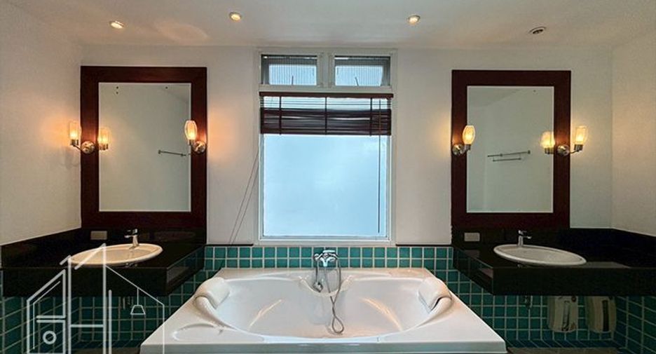 For rent 4 bedrooms apartment in Watthana, Bangkok