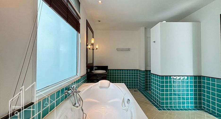 For rent 4 bedrooms apartment in Watthana, Bangkok