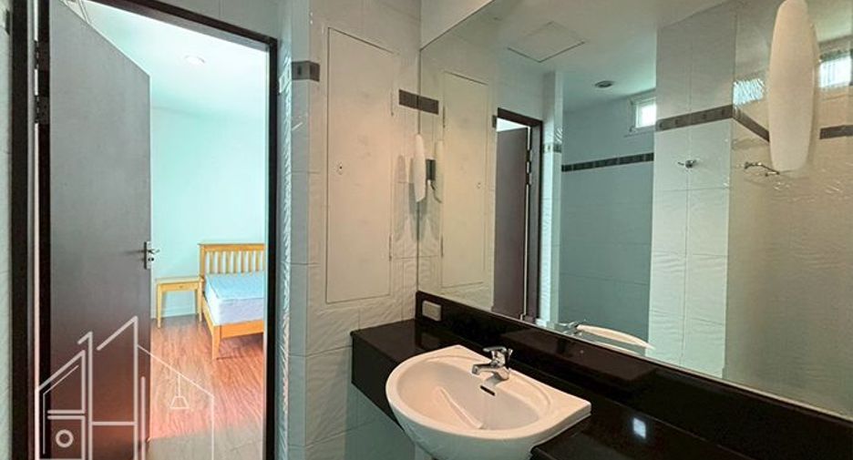For rent 4 bedrooms apartment in Watthana, Bangkok
